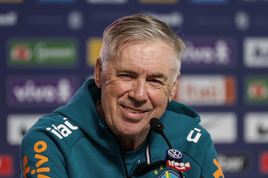 Carlo Ancelotti habla en una rueda de prensa.