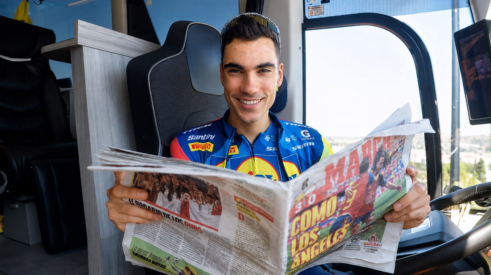 Juan Ayuso, leyendo el MARCA.