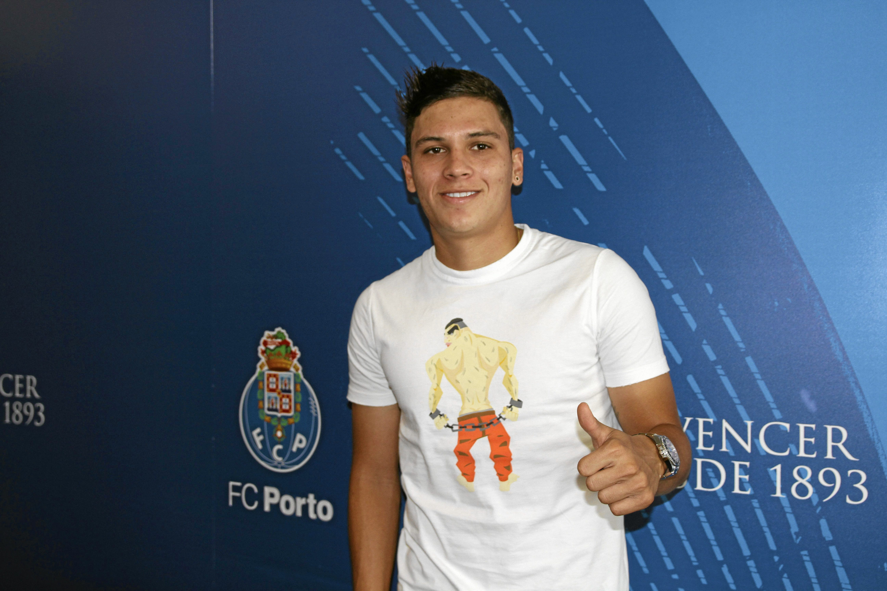 Quintero posa como jugador del Oporto
