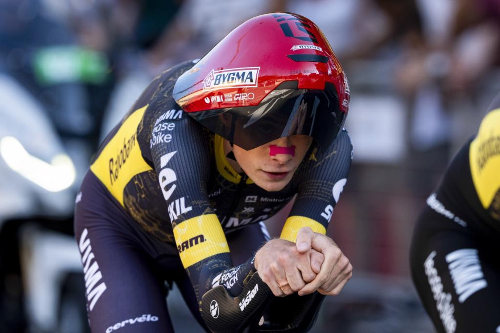 El Visma vuela durante la contrarreloj inaugural y su líder, campeón del Giro, somete a Pogacar