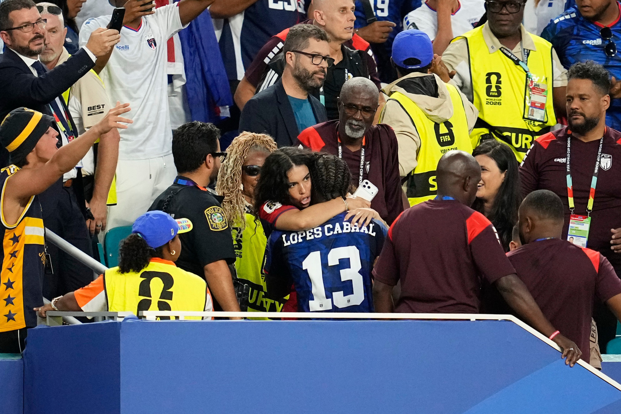 Sidny Lopes Cabral abraza a su novia en la grada después de hacer el gol del Mundial.