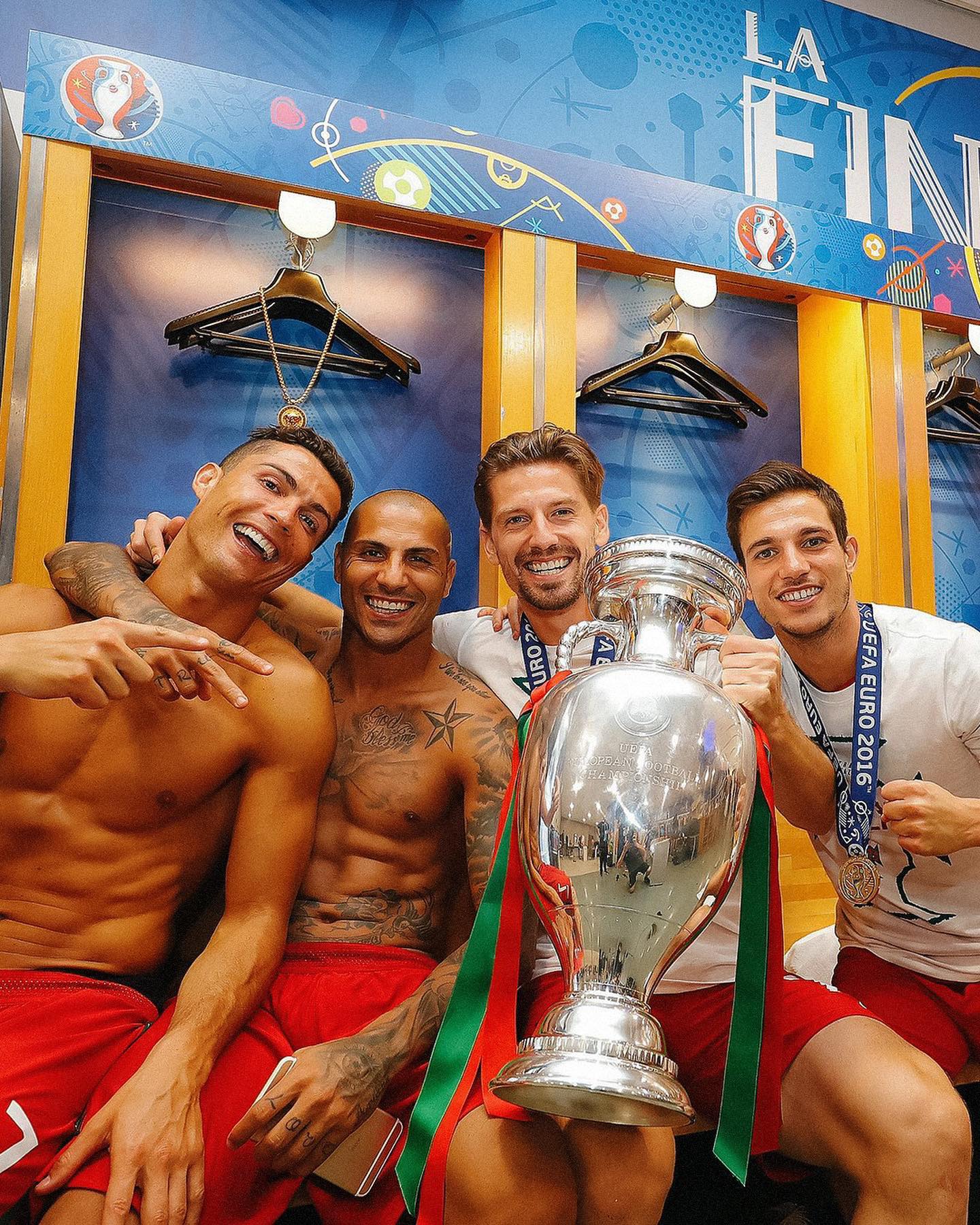 Cédric Soares celebra la EURO 2016.