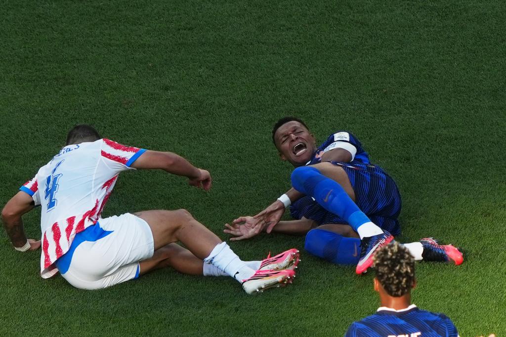 Mbappé, en una de las numerosas entradas sufridas durante el partido