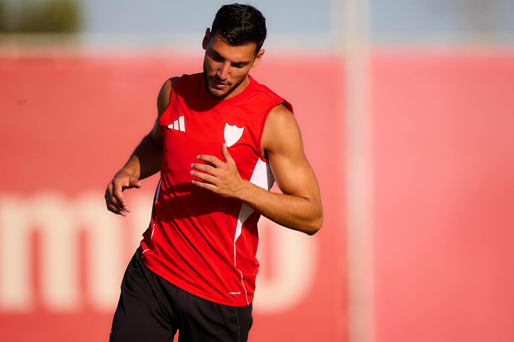 Rafa Mir, en un entrenamiento con el Sevilla el pasado año