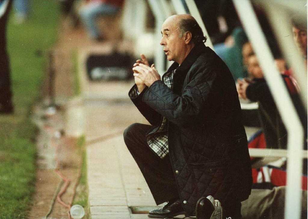 JOSE MANEL DIAZ NOVOA DANDO INSTRUCCIONES A SUS JUGADORES