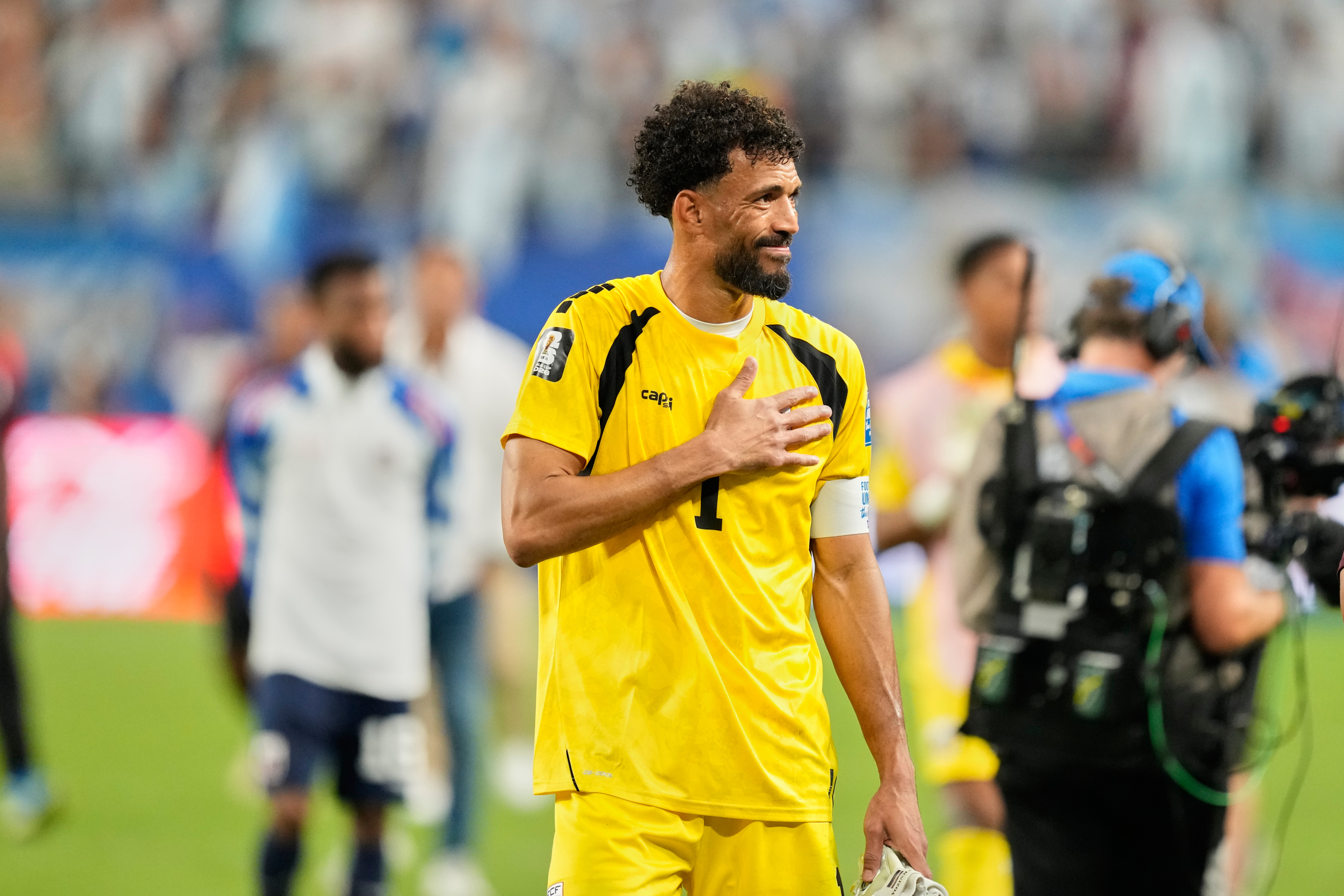 Vozinha agradeciendo el apoyo en el final de partido