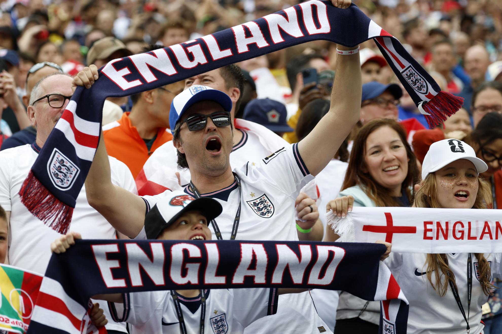 Aficionados de Inglaterra animan a su selección durante el encuentro contras Ghana.