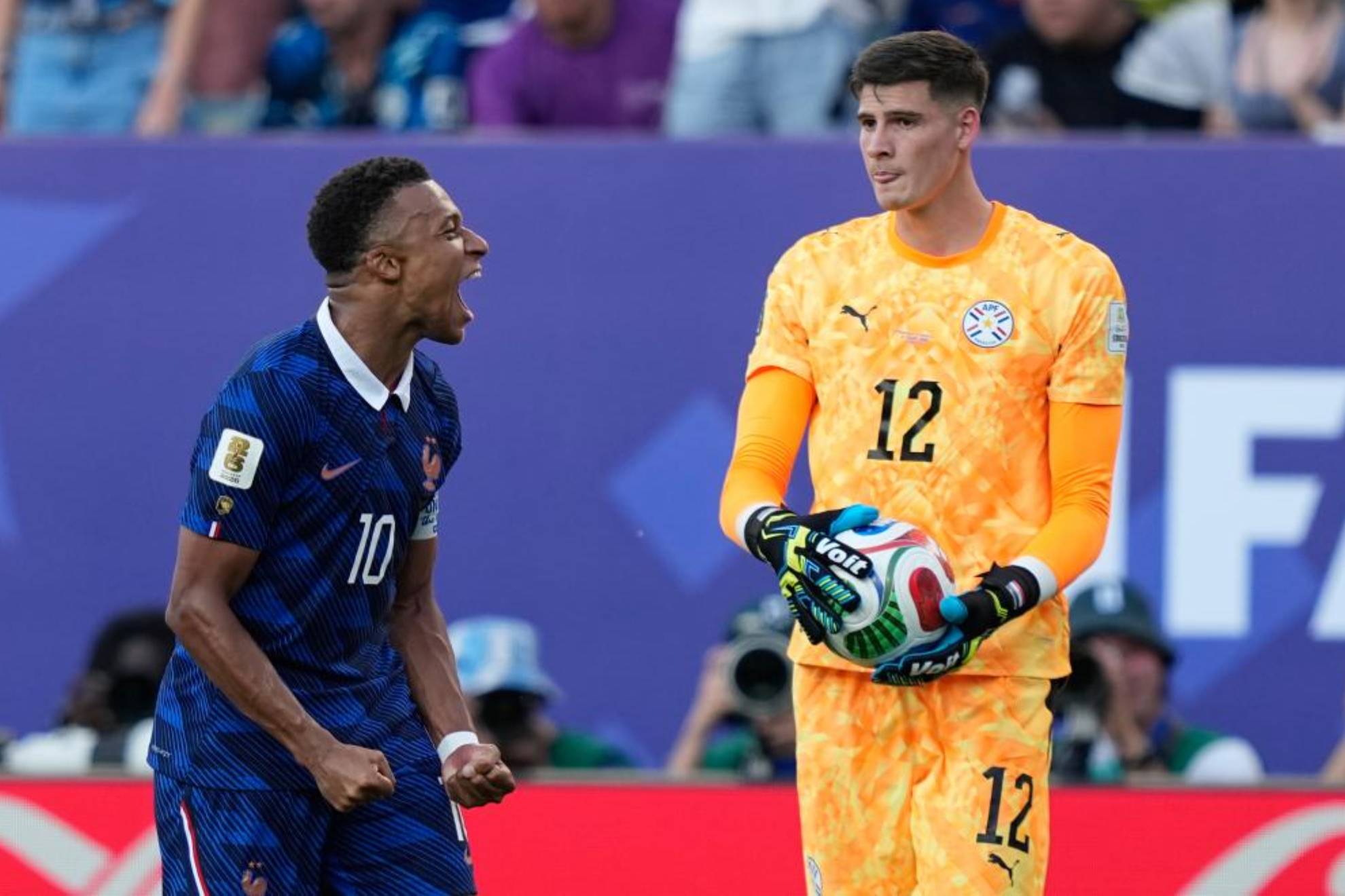 Mbappé, en un gesto de rabia ante Orlando Gill en el Paraguay-Francia.