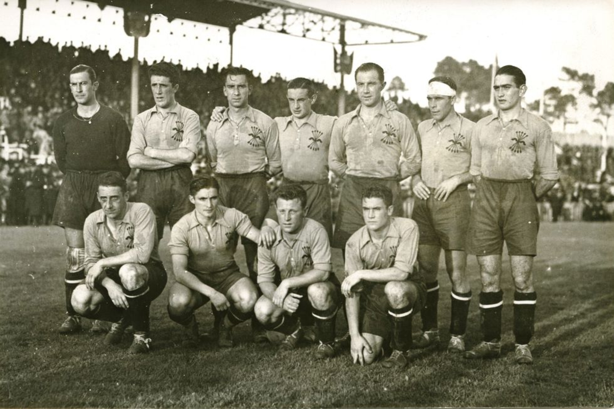 El once español en el partido de Vigo, con el escudo de la Falnage.