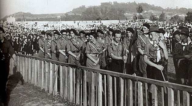 Desfile de tropas de los Requetés antes del partido de Balaídos.