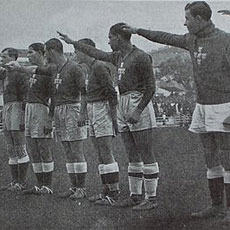 El saludo fascistas de los jugadores de Portugal en el partido jugado en Lisboa en el iniverno de 1938.