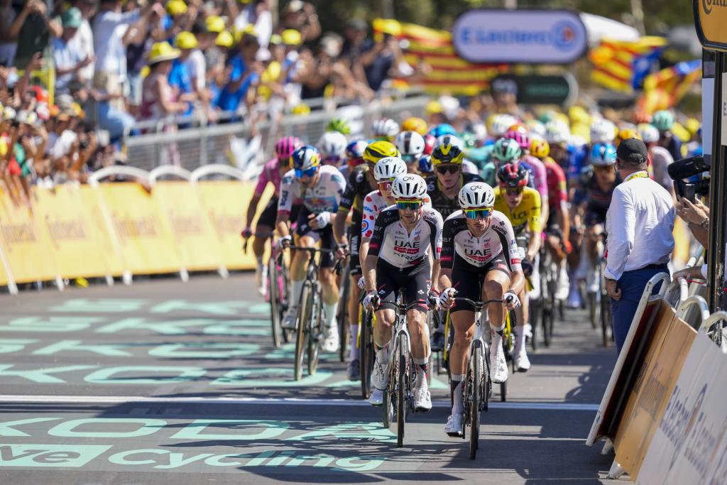 El pelotón ciclista a su paso por el Estadio Olímpico de Barcelona, durante la segunda etapa del Tour de Francia.