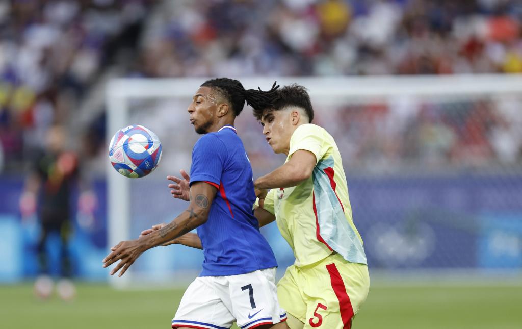 Cubarsí, ante Olise en la final de los Juegos Olímpicos de París.