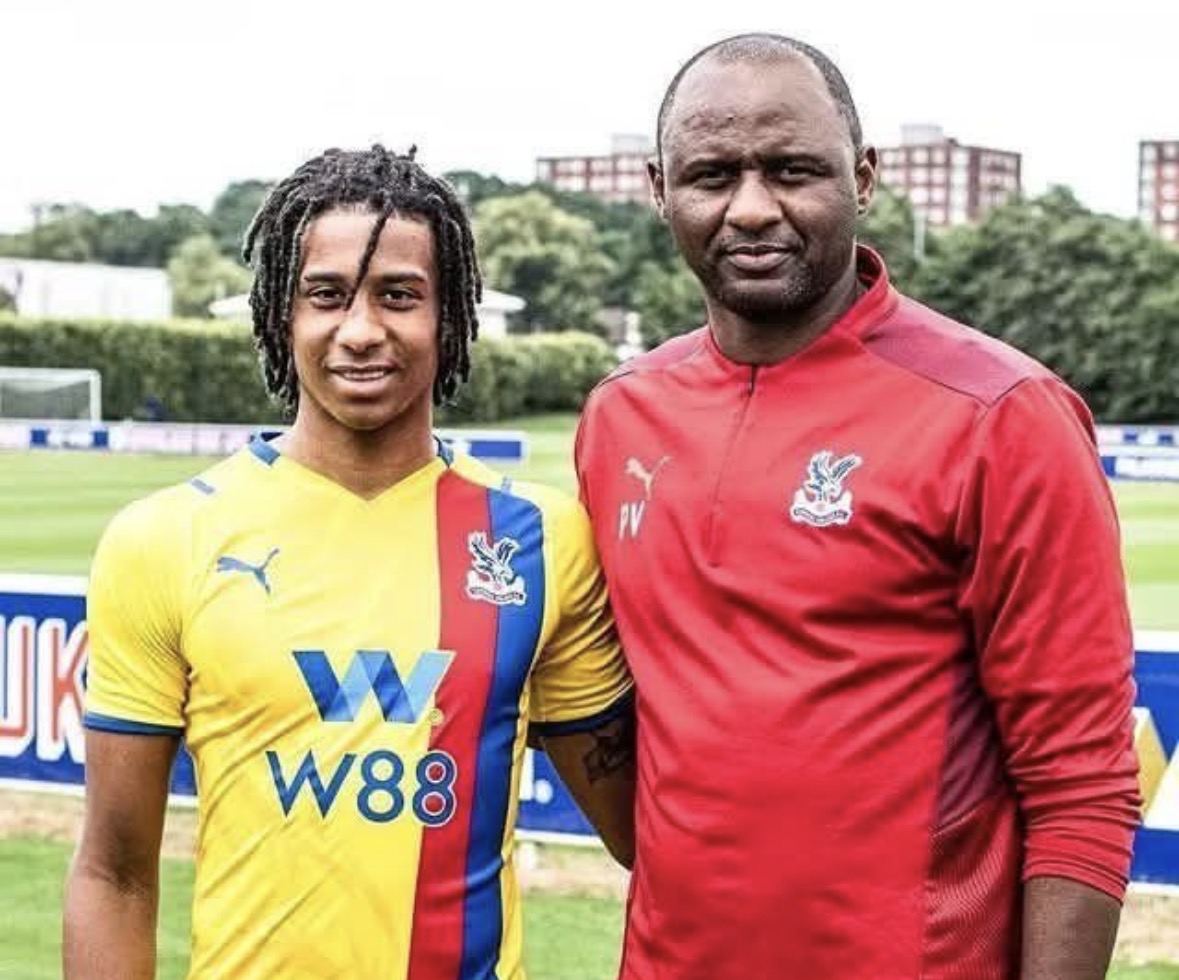 Olise junto a Vieira a su llegada al Crystal Palace.