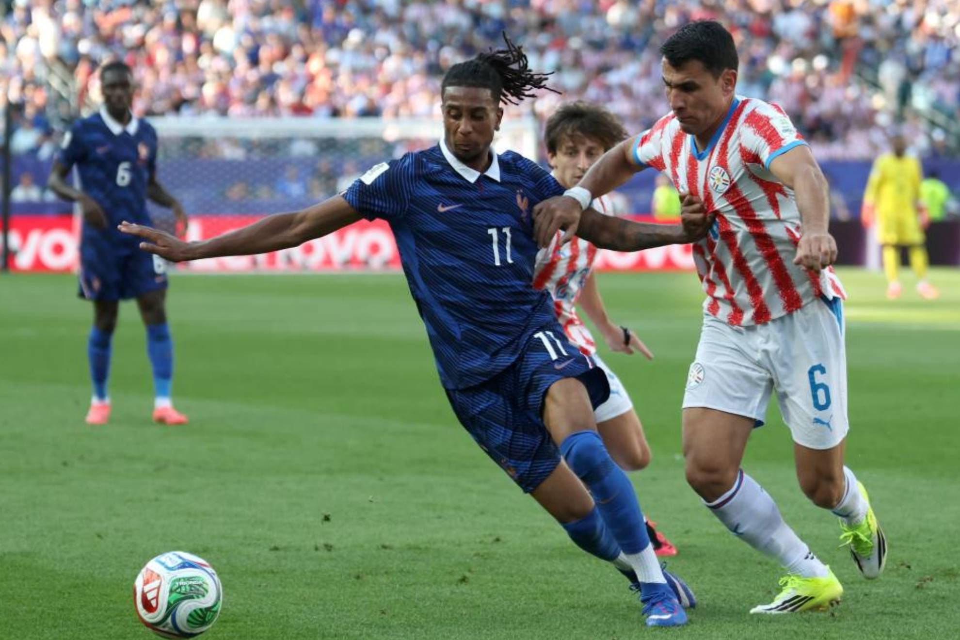 Olise, ante Junior Alonso en el Paraguay-Francia en Filadelfia.