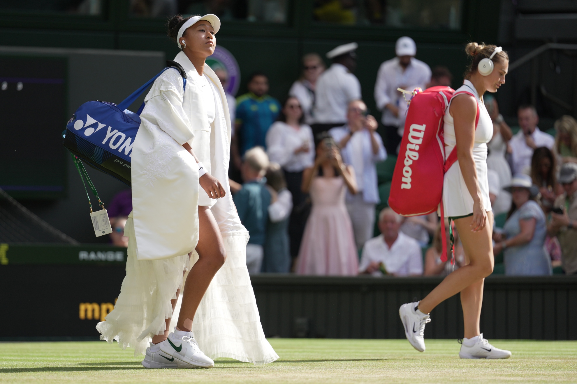Osaka y Sabalenka, a su entrada en la pista.