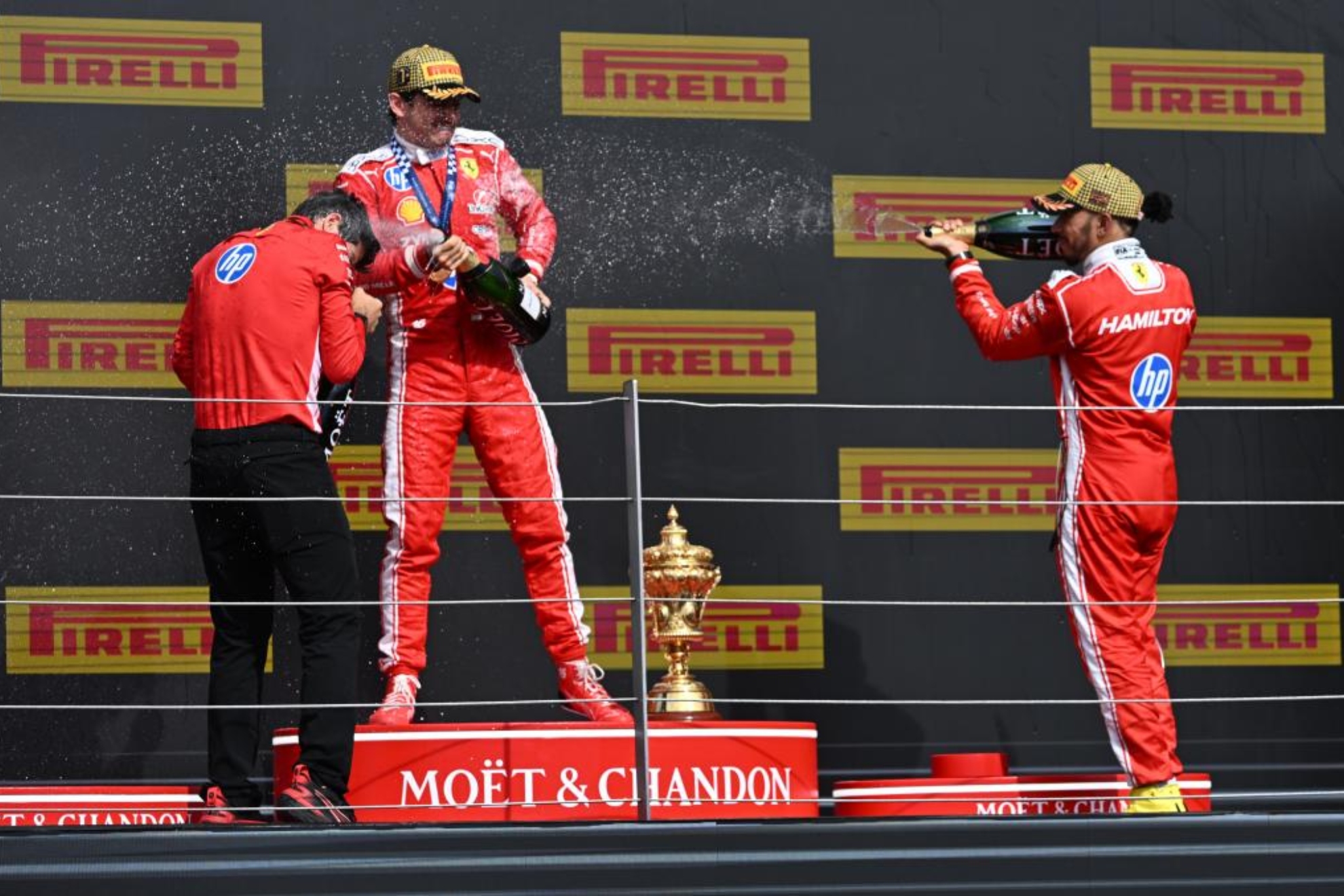 Hamilton baña en champán a su compañero Charles Leclerc.