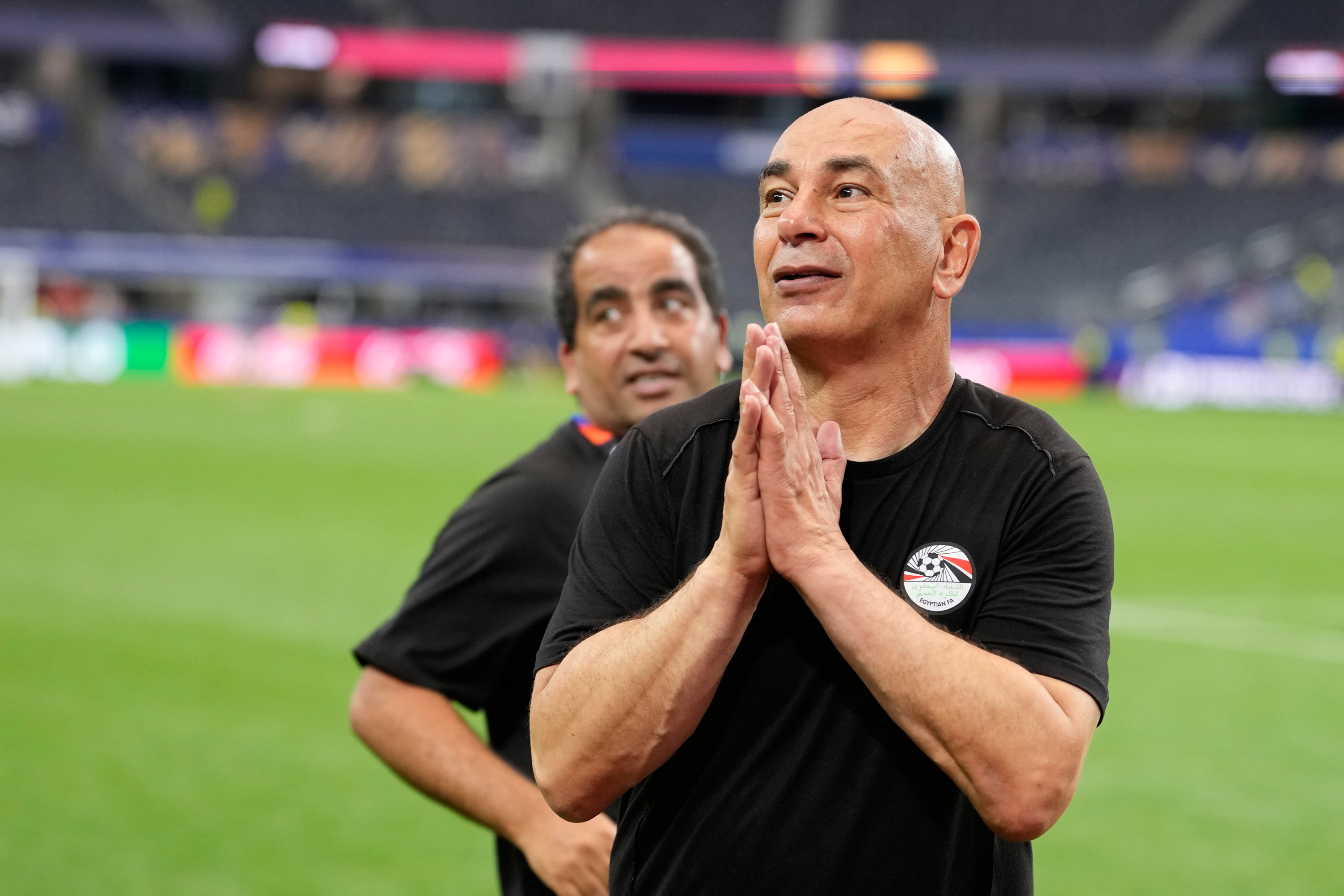 Hossam Hassan, técnico de Egipto, celebra la victoria por penaltis ante Australia