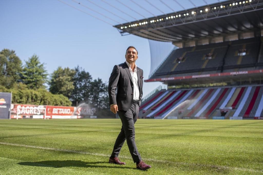 Carlos Carvalhal pasea sobre el 'verde' del estadio del Braga.