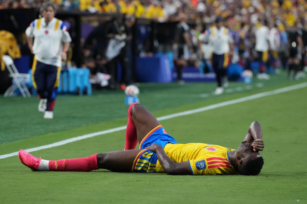 Jhon Córdoba se tira al suelo tras caer lesionado en la victoria 1-0 ante Ghana