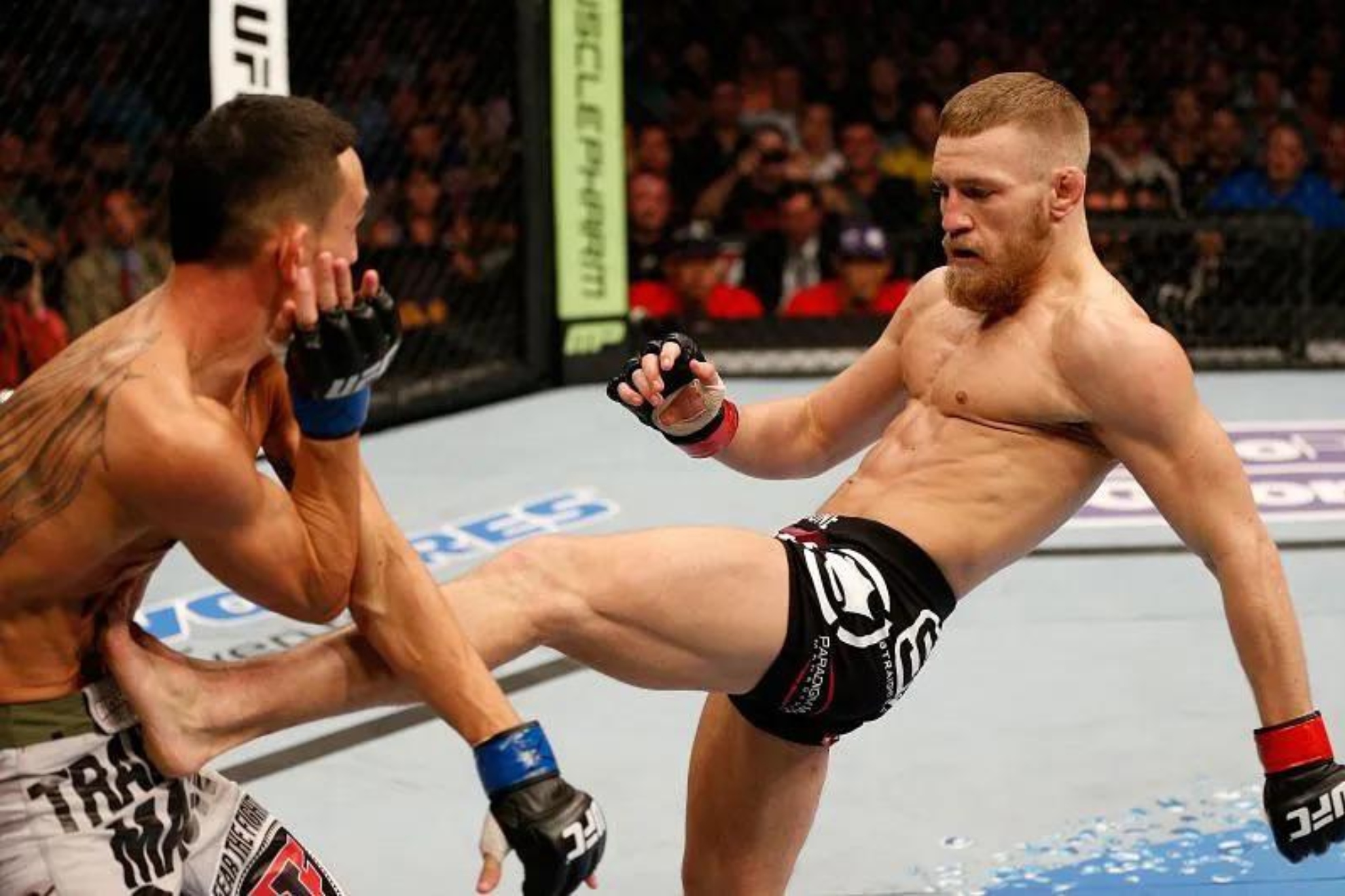 McGregor contra Holloway en su primer combate.