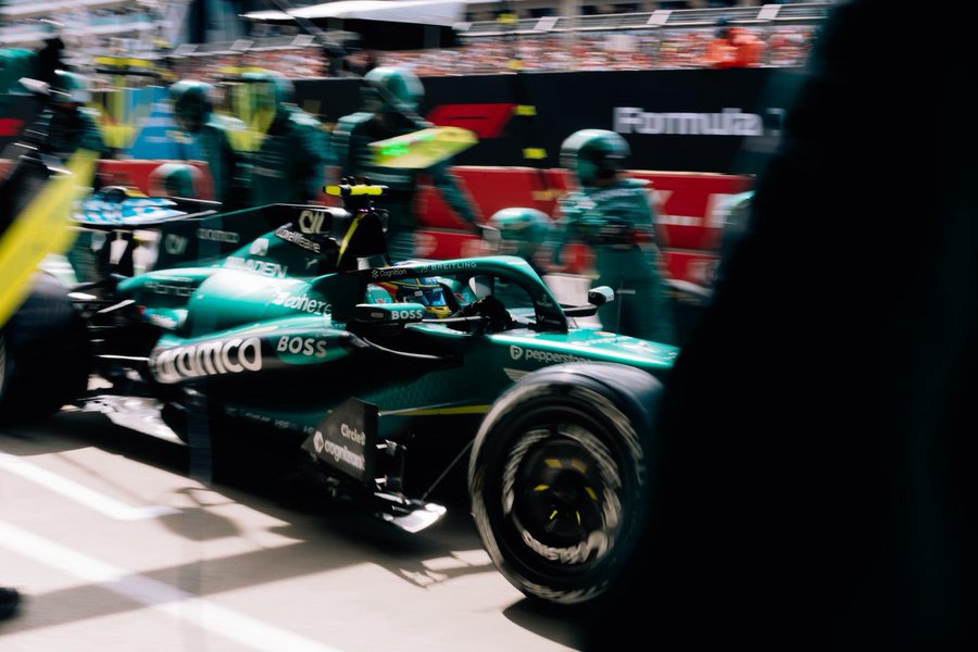 Alonso, en un cambio de ruedas en el GP de Gran Bretaña. AMR F1