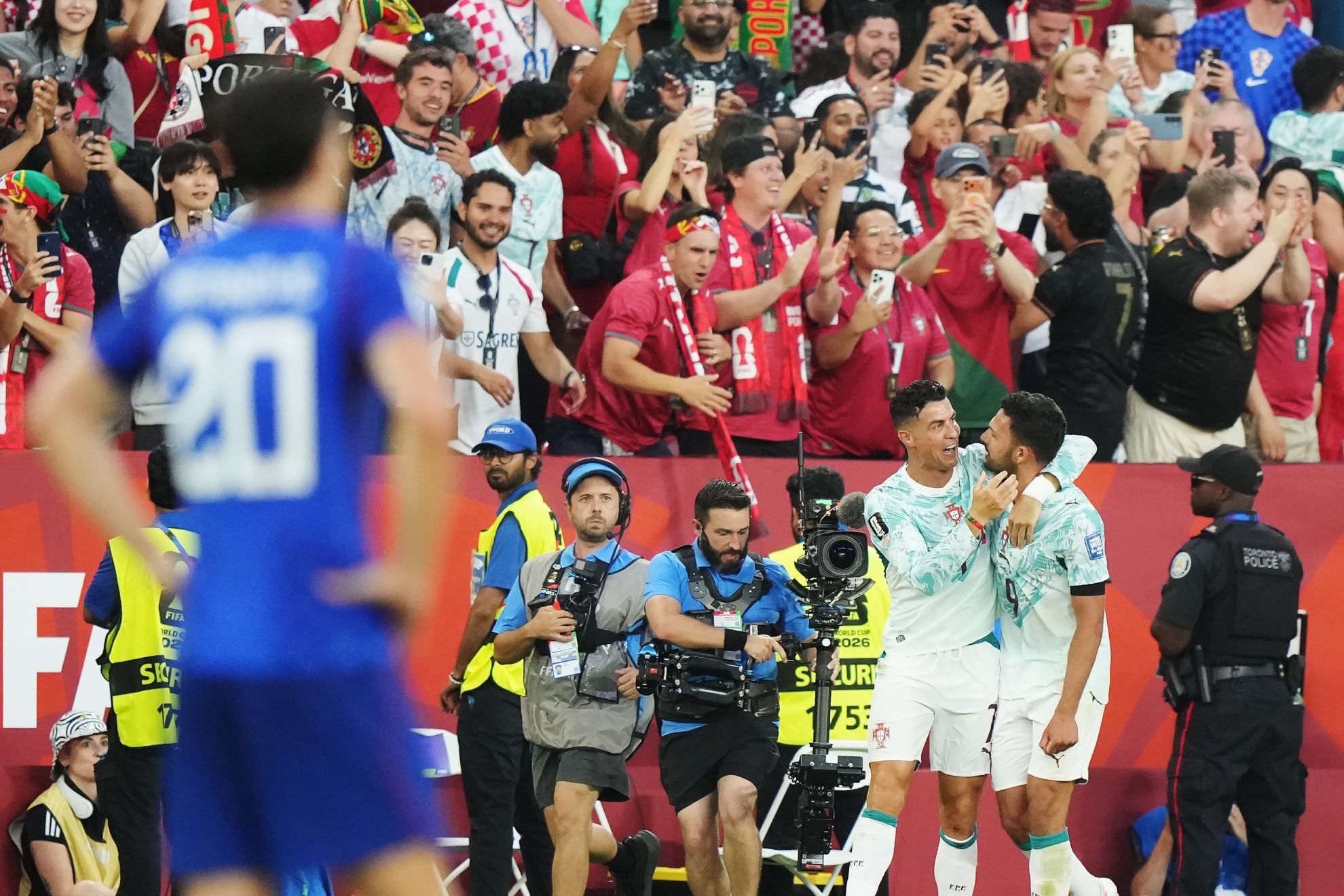Cristiano Ronaldo y Gonçalo Ramos celebran el 2-1 a Croacia.
