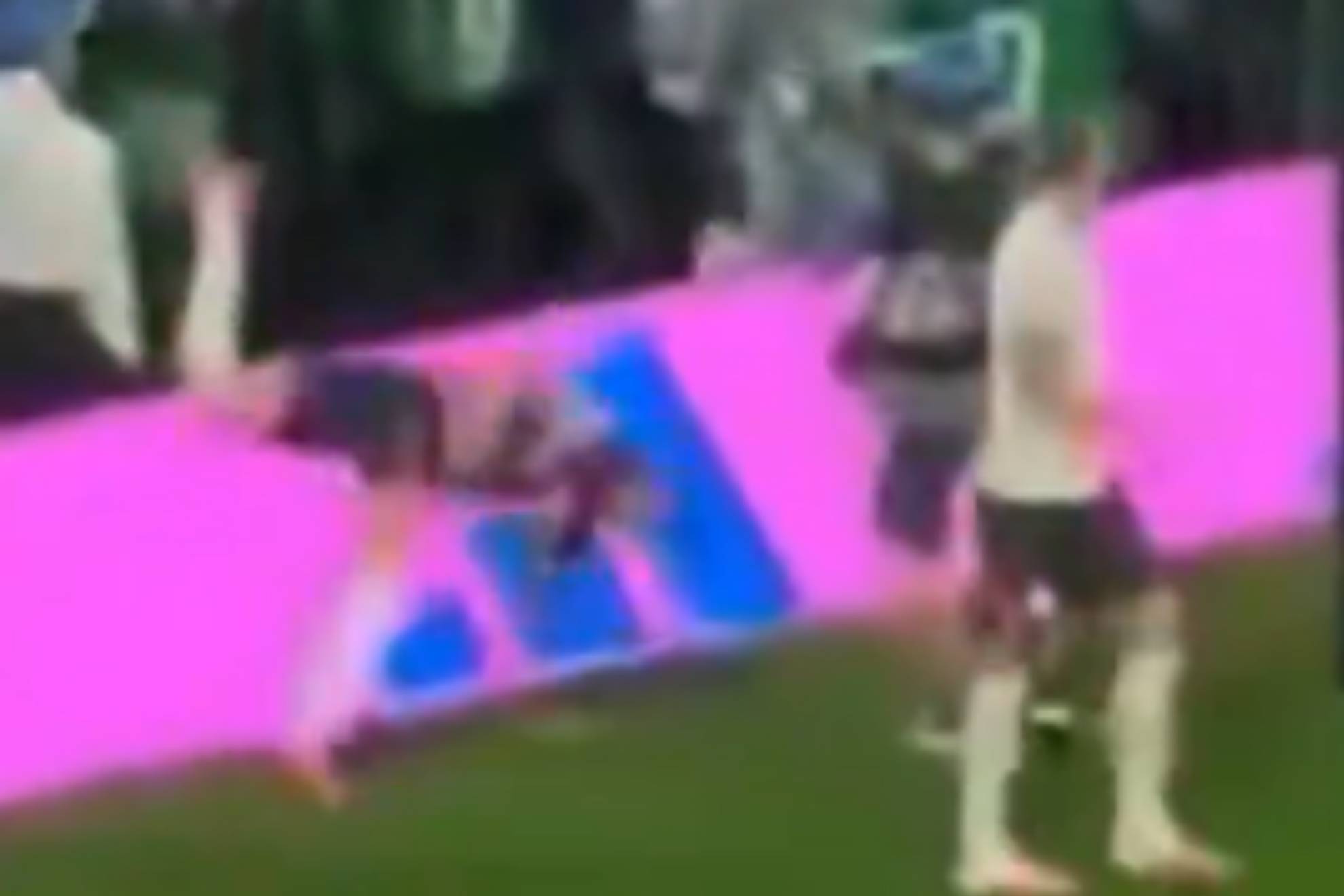Jordan Henderson sufre una aparatosa caída durante celebración con hinchas ingleses