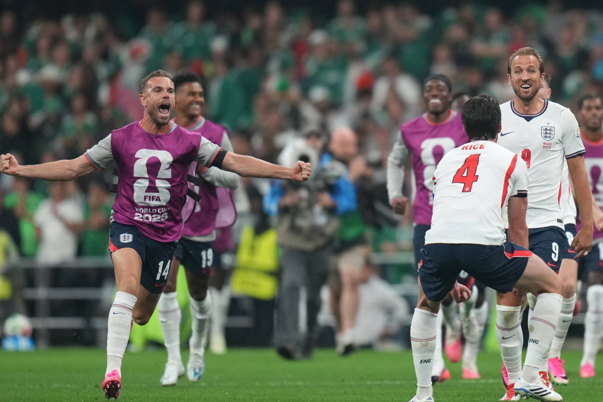 Jordan Henderson sufre una aparatosa caída durante celebración con hinchas ingleses
