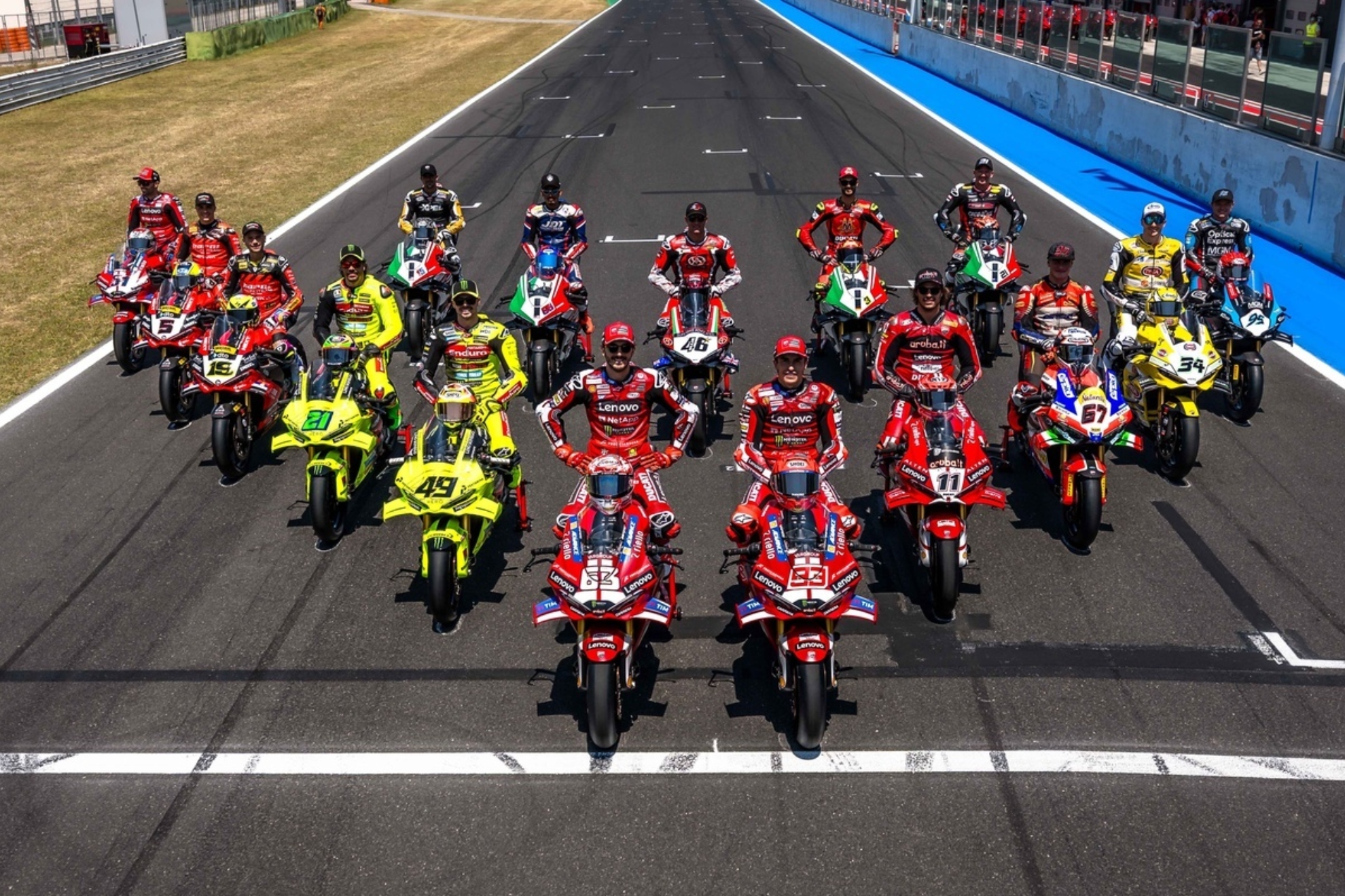 Los pilotos participantes en la Carrera de Campeones.