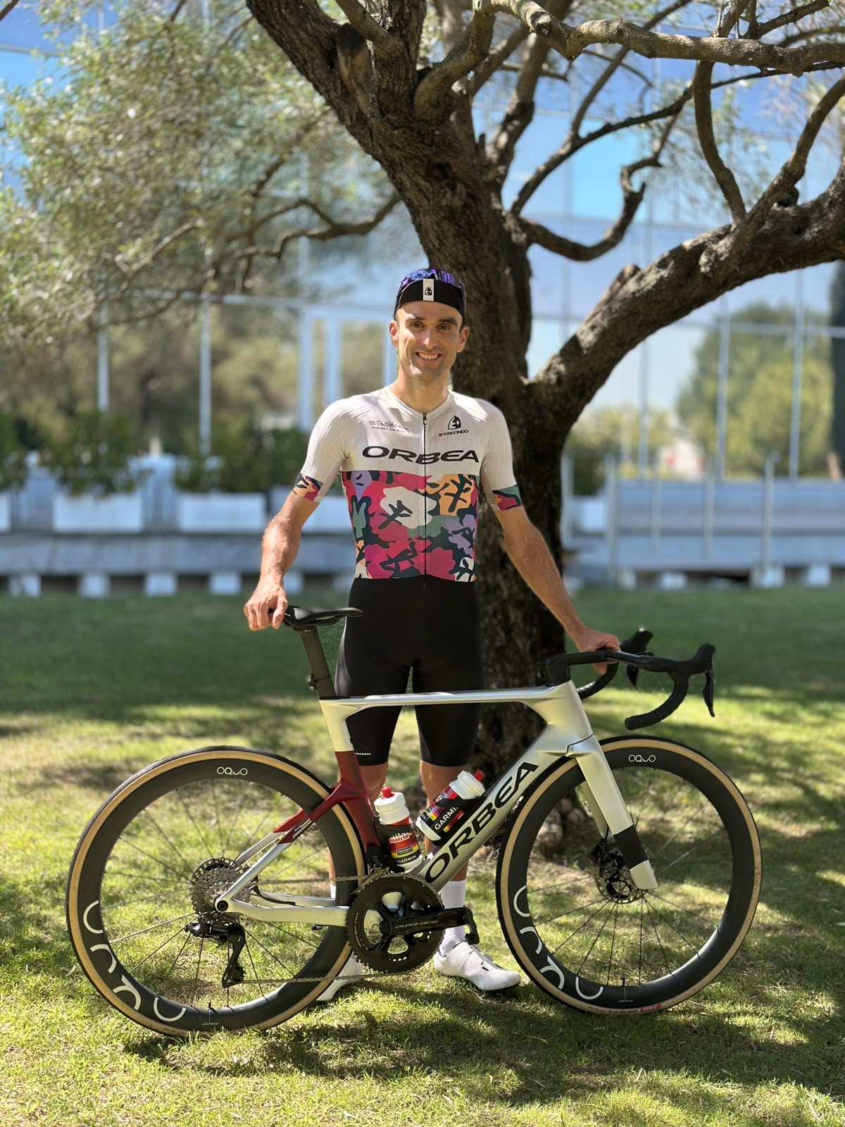 Mate, con el nuevo Orbea Orca Aero en Barcelona posando para MARCA.