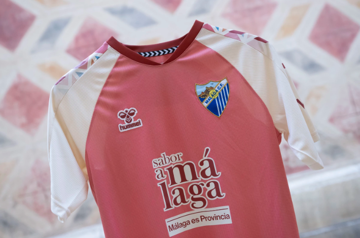 El Málaga presenta una nueva y revolucionaria equipación.