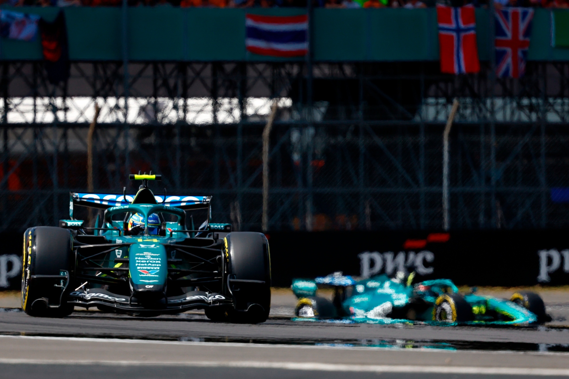 Fernando Alonso, con Stroll al fondo, en Silverstone. HONDA
