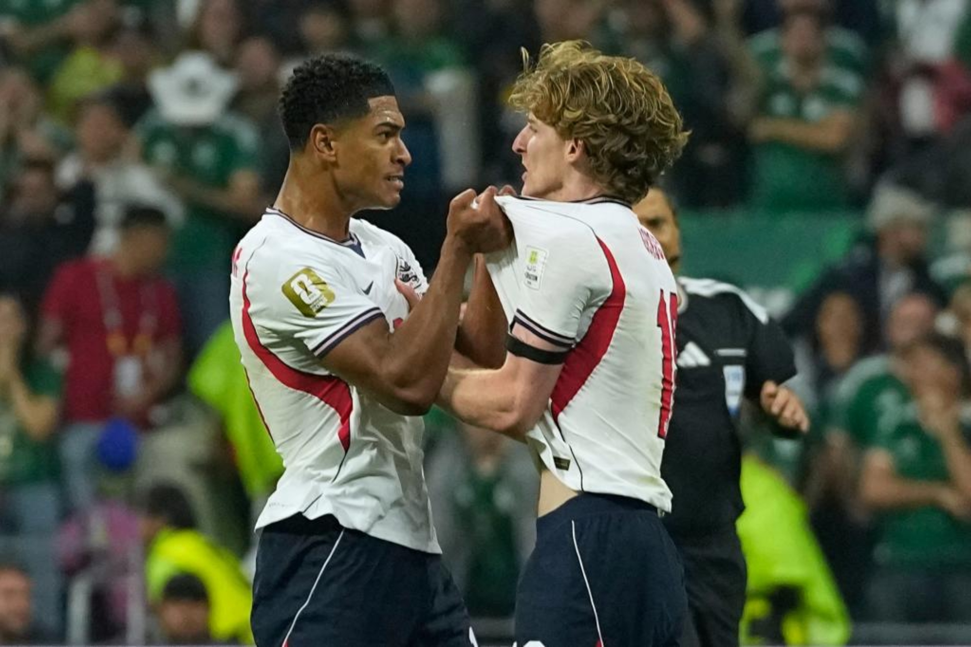 Jude Bellingham zarandea a Anthony Gordon tras provocar el penalti ante México.