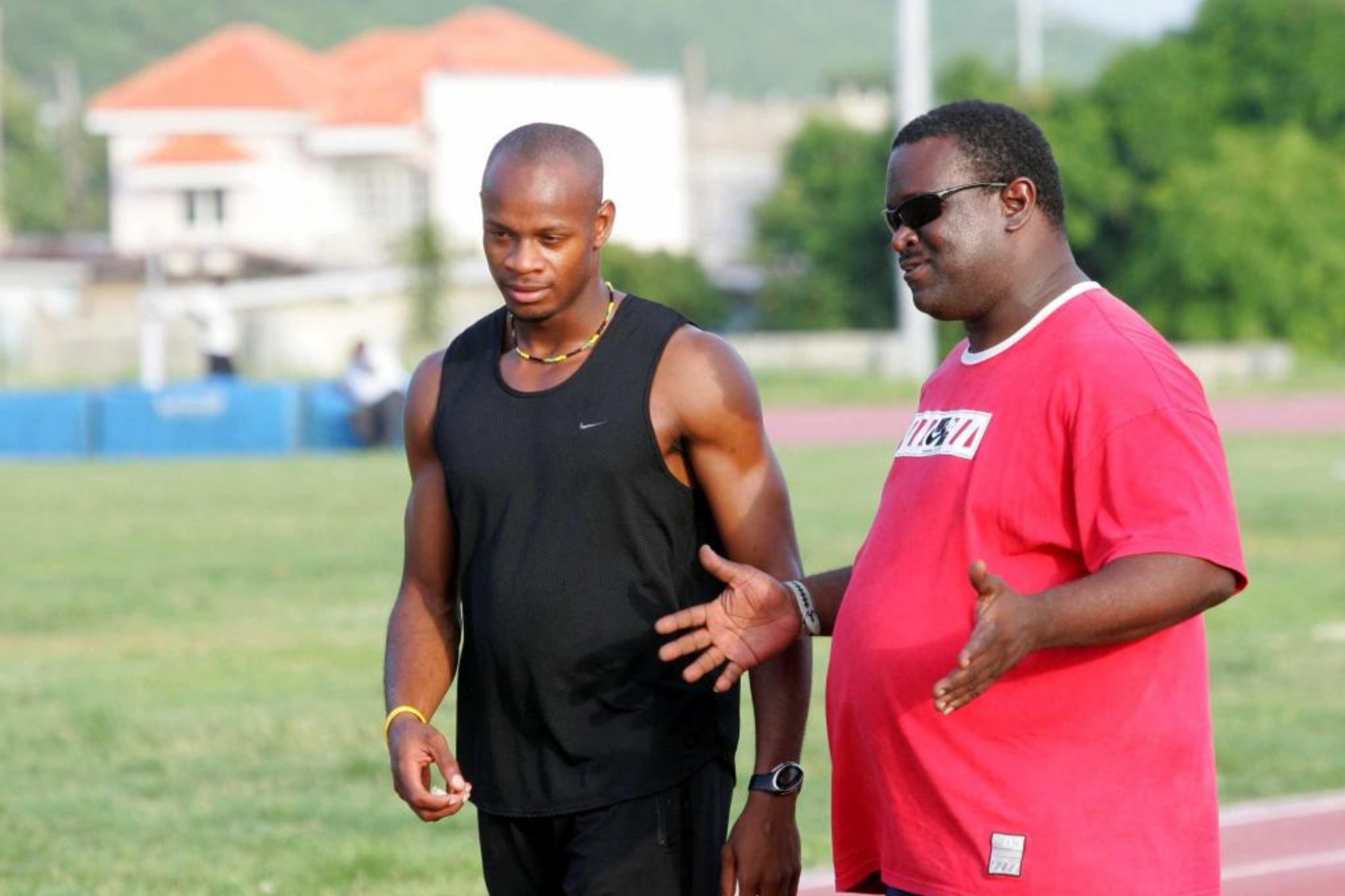 Stephen Francis, con Asafa Powell