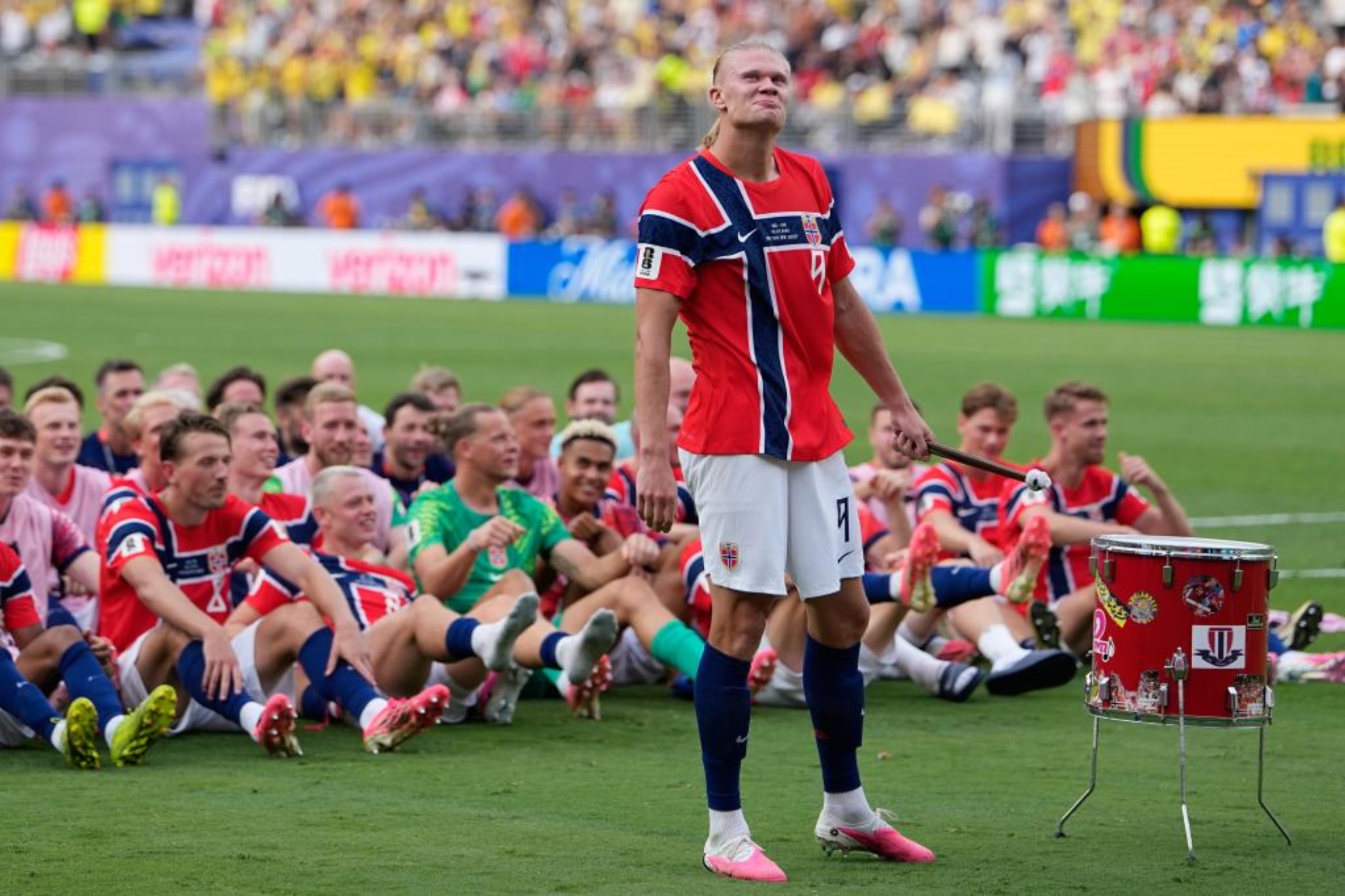 Erling Haaland lidera la celebración ante Noruega, tambor en mano.