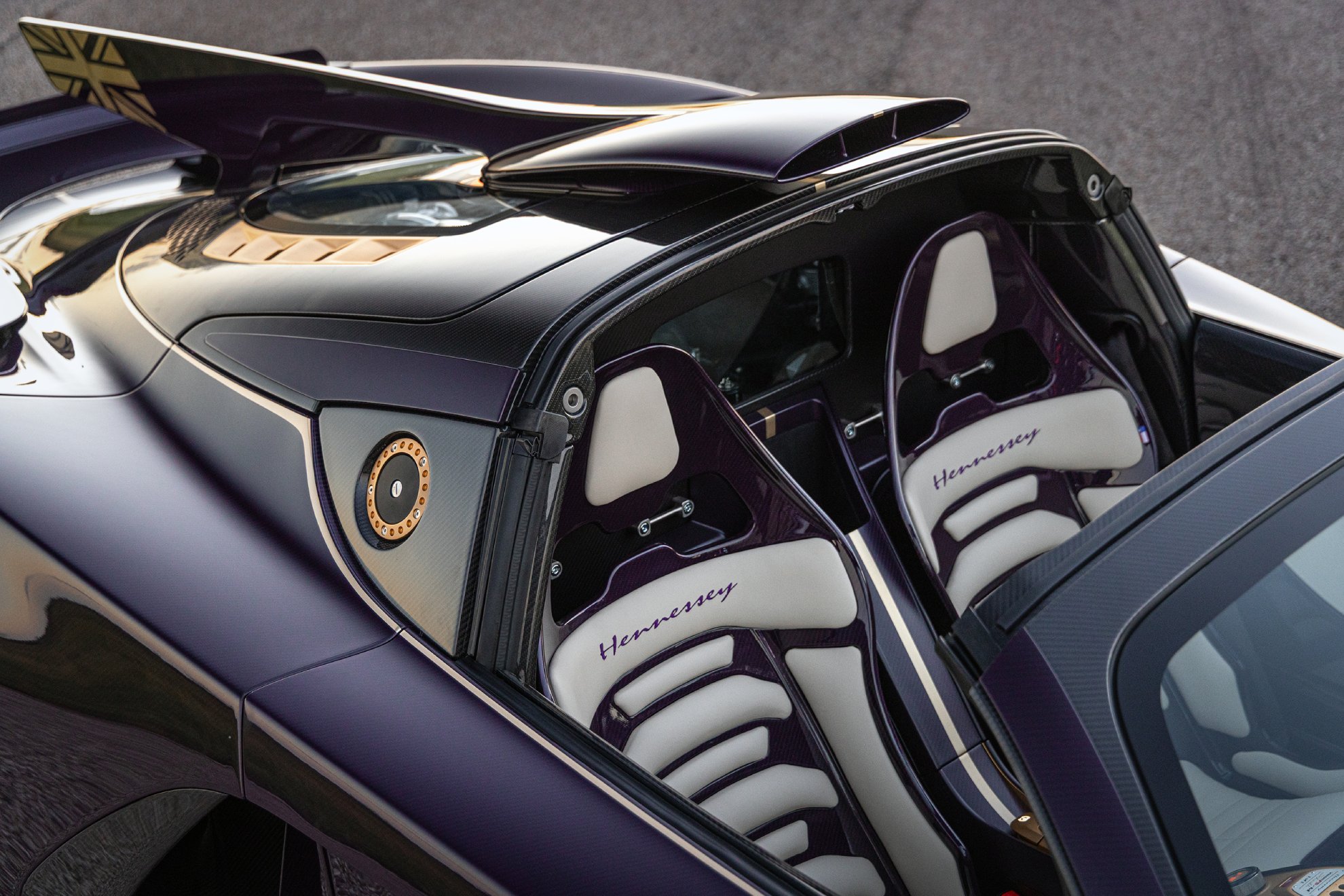El coche cuenta con carrocería roadster.