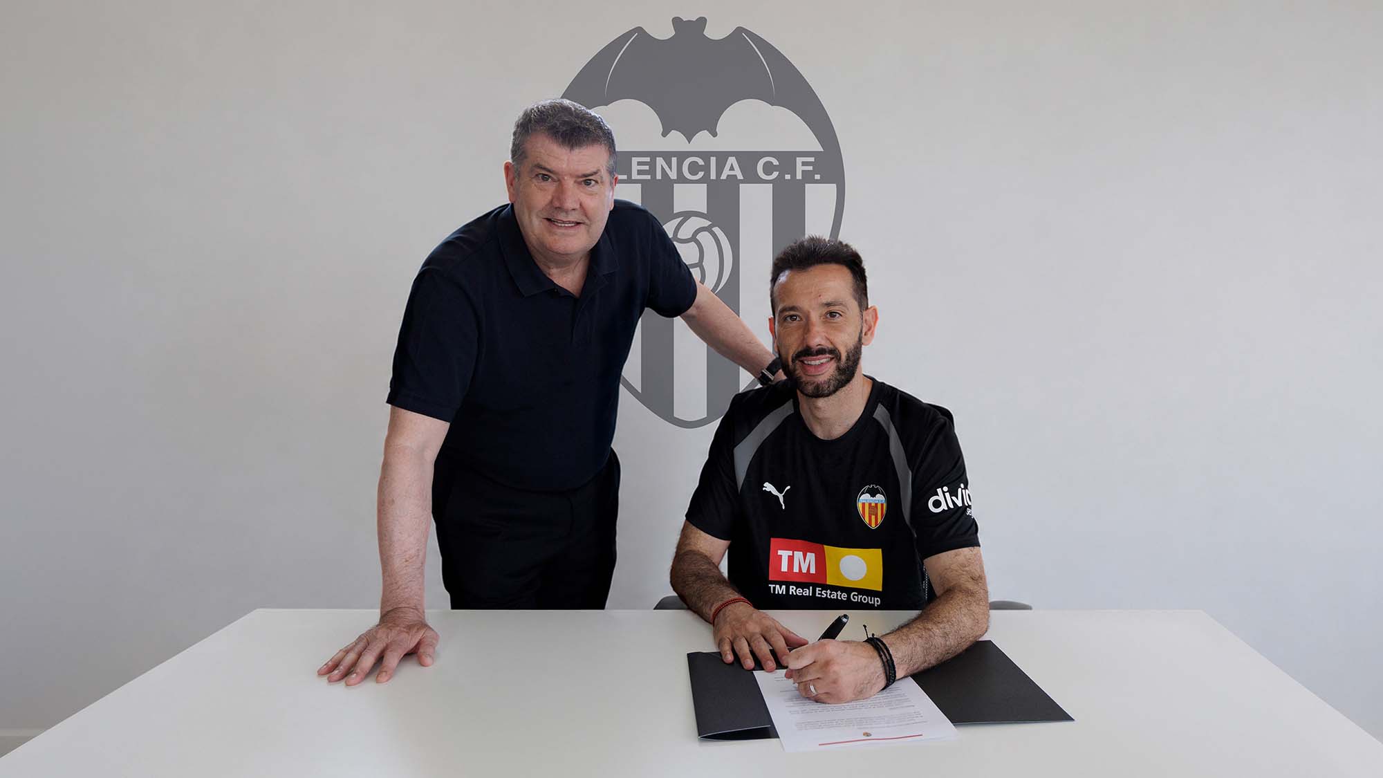 Carlos Corberán, junto a Ron Gourlay, firmando su ampliación de contrato.