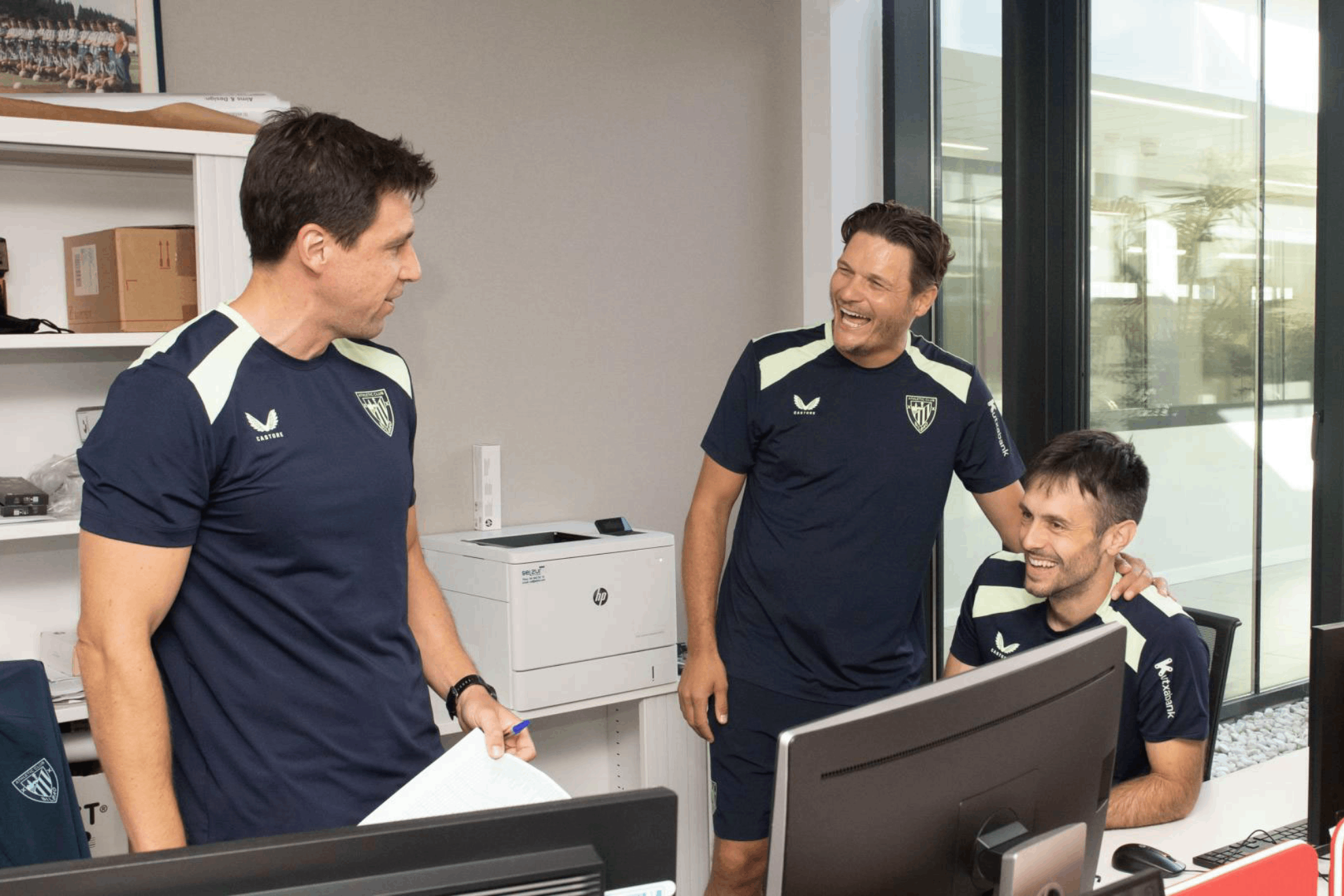 El nuevo entrenador del Athletic, Edin Terzic, junto a parte del staff técnico en Lezama EFE