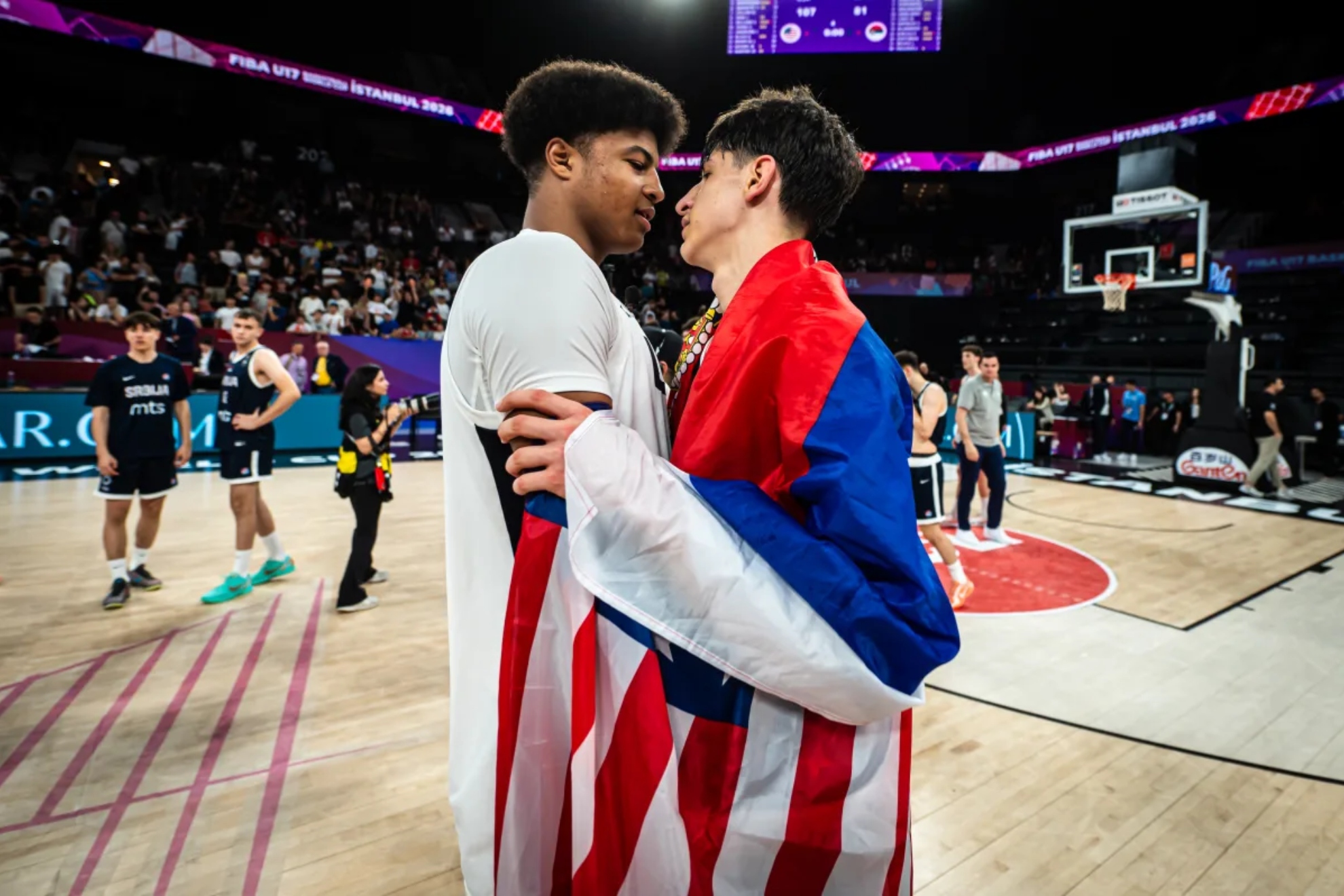 Boumtje-Boumtje y Kusturica se abrazan tras la final del Mundial.