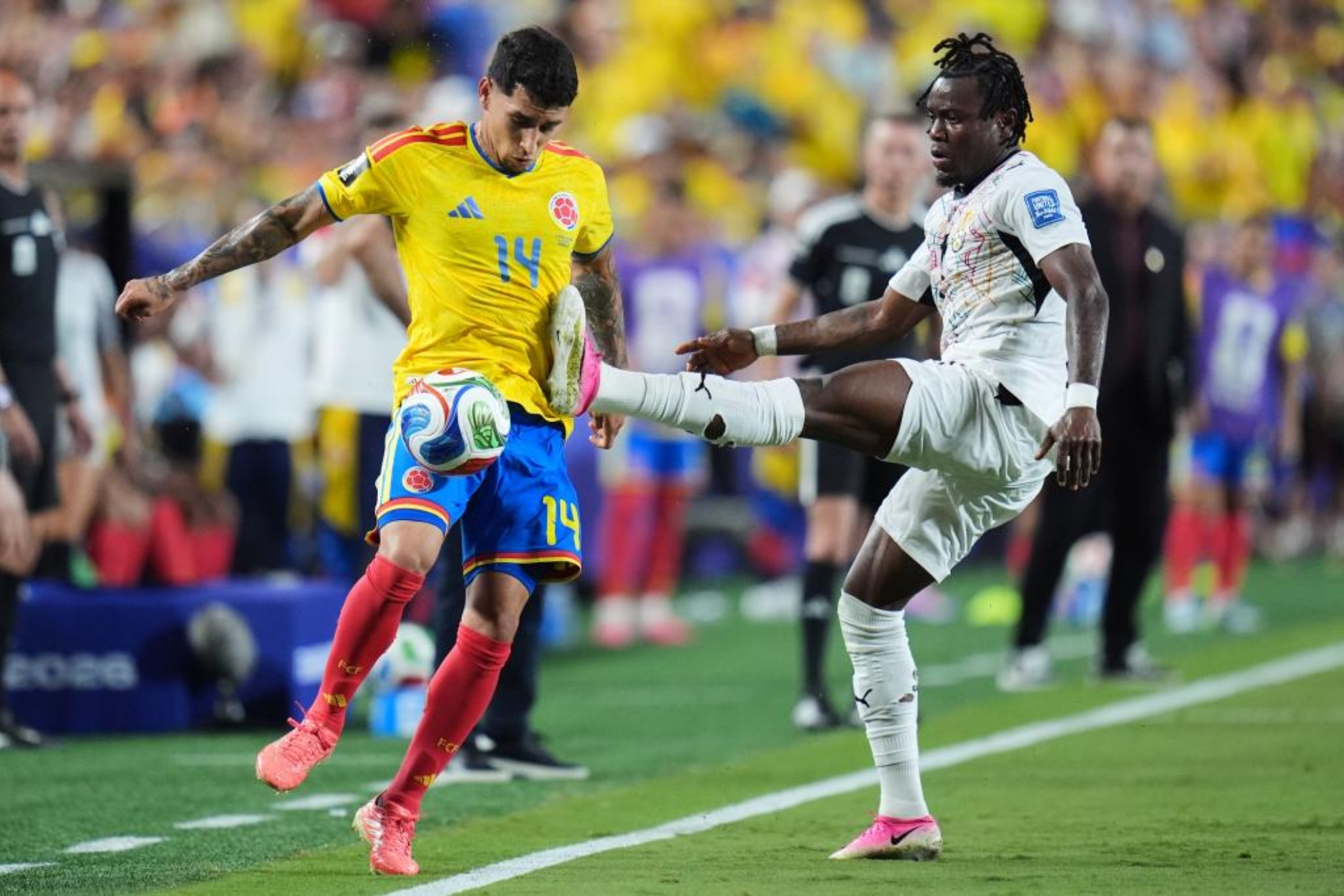 Gustavo Puerta protege el balón ante Issa Fatawu.