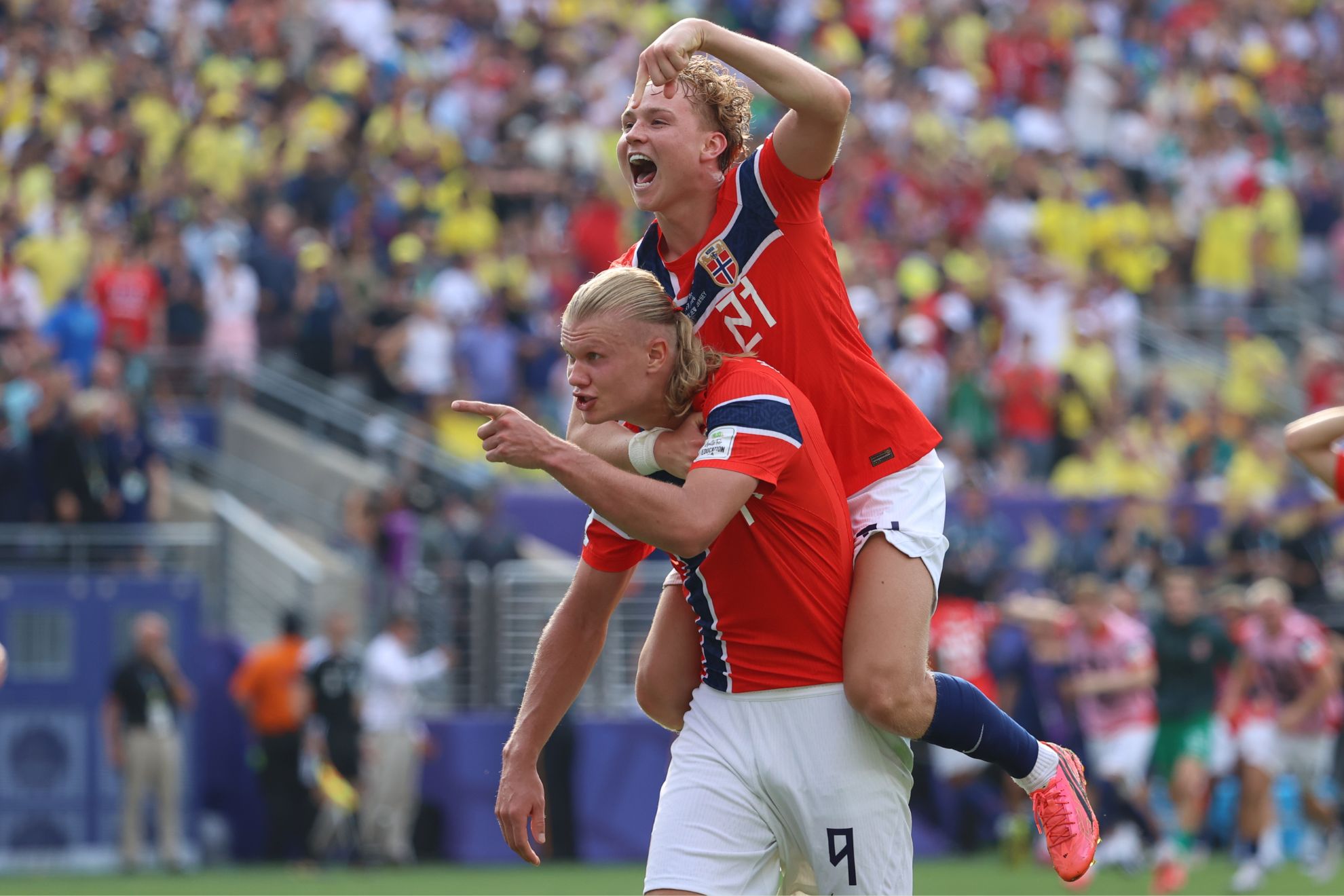 Andreas Schjelderup celebra junto a Haaland