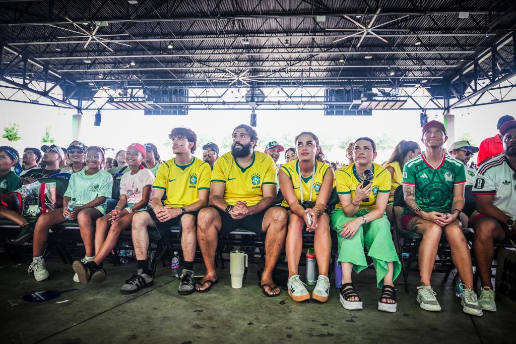 Aficionados brasileños hundidos en Dallas