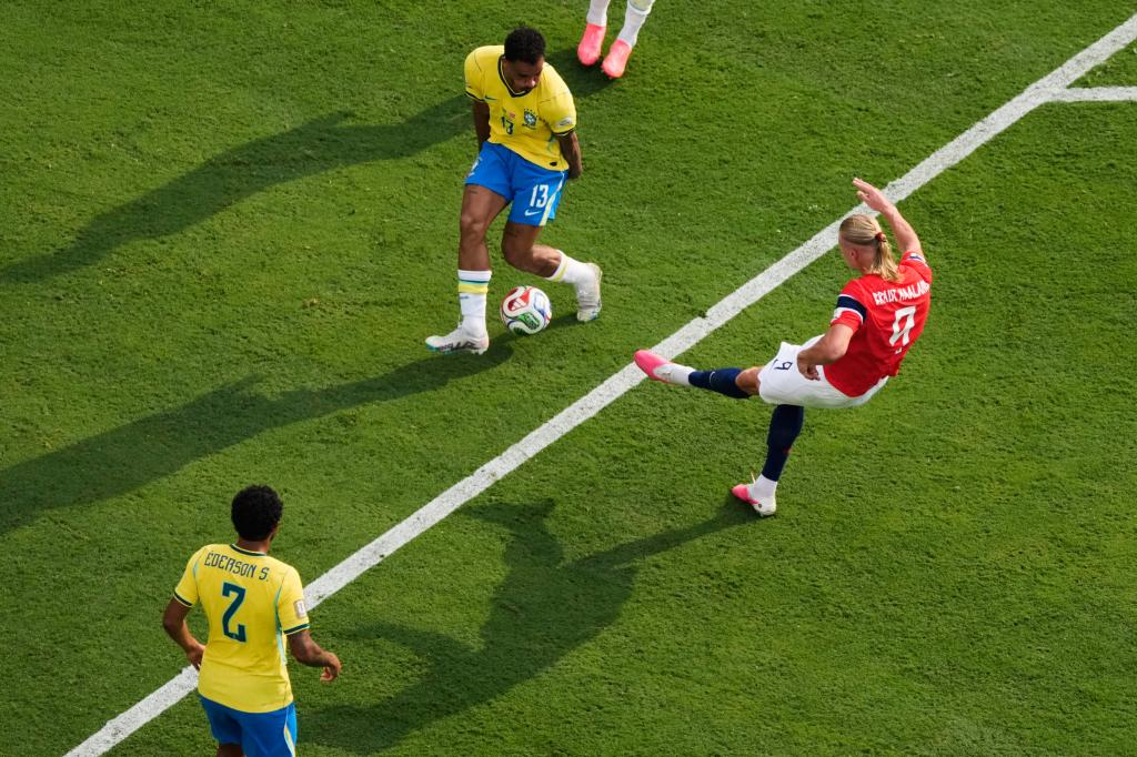 Haaland dispara en el segundo tanto ante Brasil