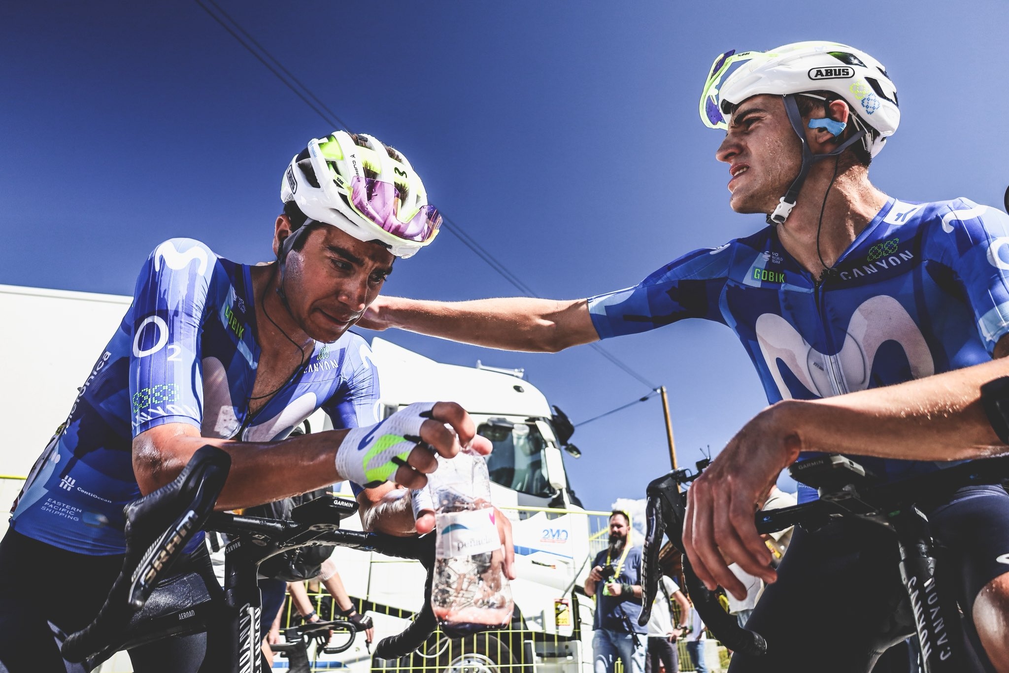 Cian Uijtdebroeks y Pablo Castrillo, frente a la portería anglos.