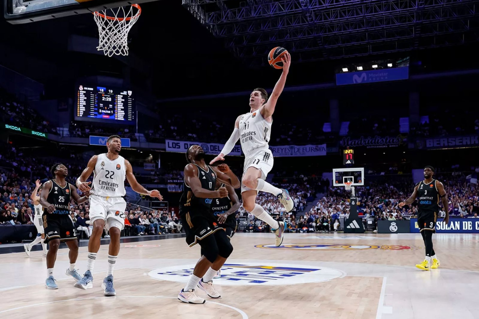Hezonja realiza una entrada a canasta en el partido entre el Real Madrid y el Dubái Basketball en Madrid.