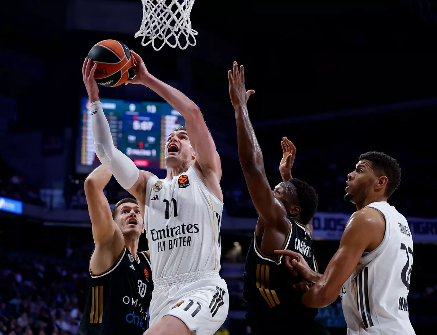 Hezonja realiza otra penetración a canasta en el Madrid-Dubái de Euroliga.