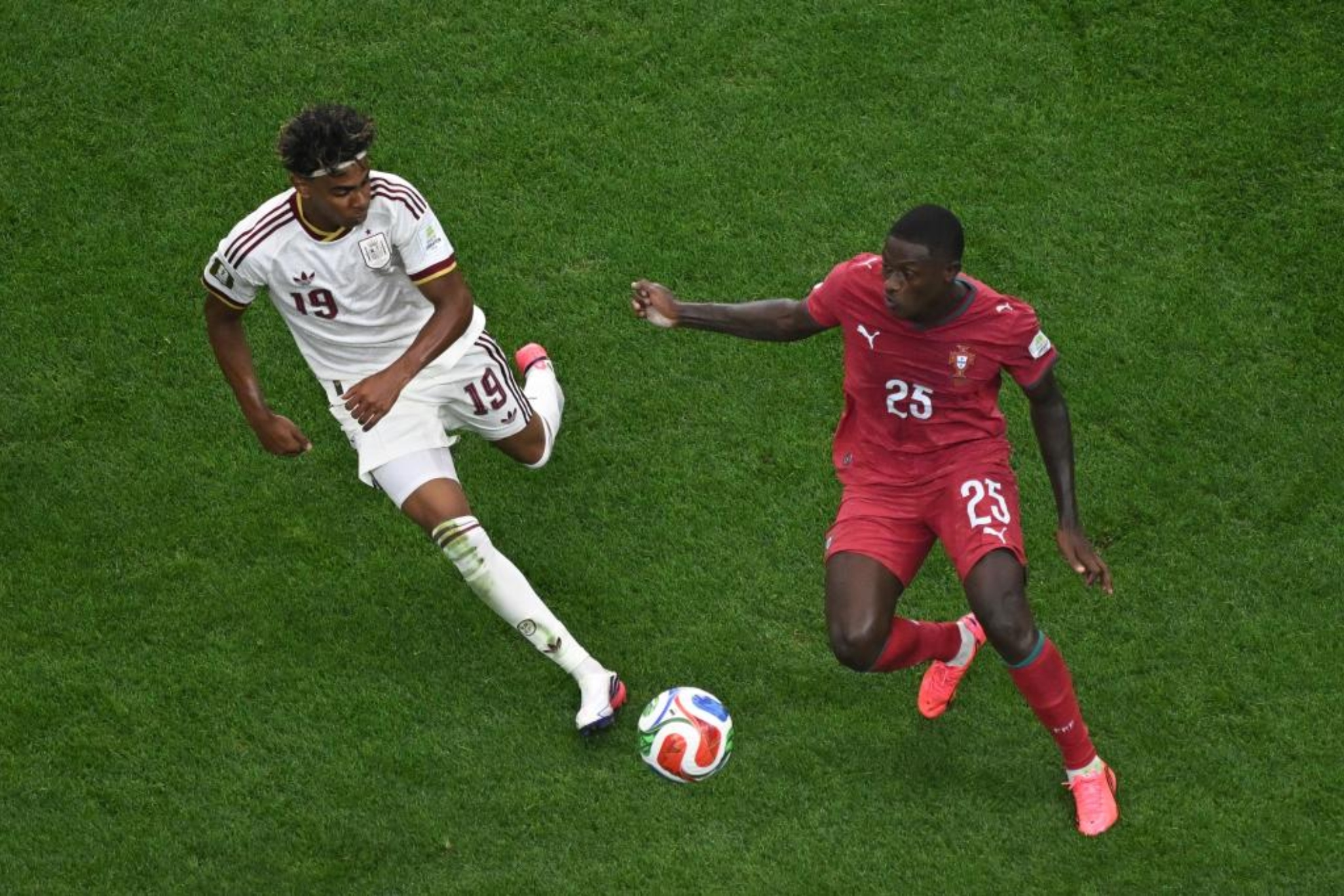 Nuno Mendes, ante Lamine Yamal.
