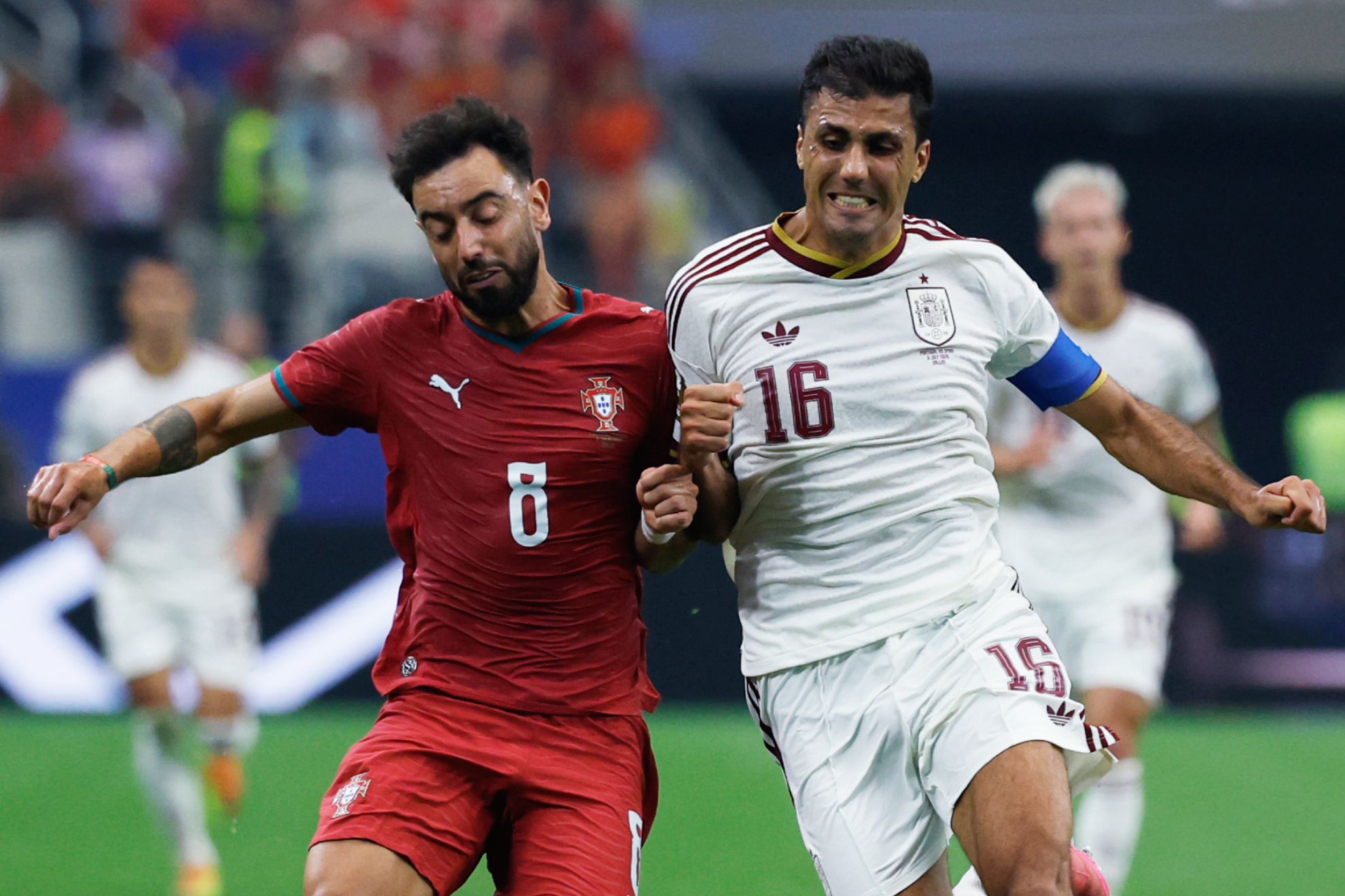 Rodri pelea un balón con Bruno Fernandes.