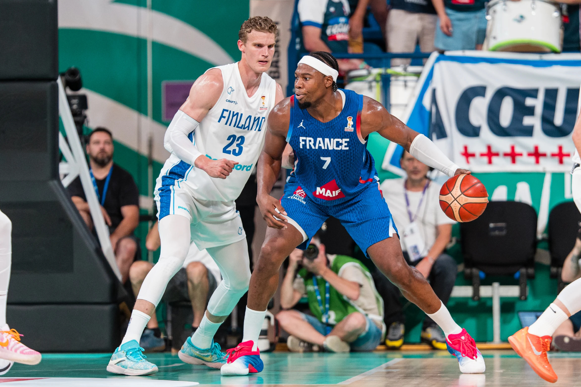 Yabusele trata de atacar a Markkanen. FIBA PHOTO.